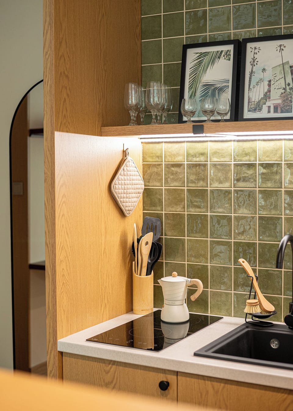 Studio, 1 Queen Bed | Private kitchenette