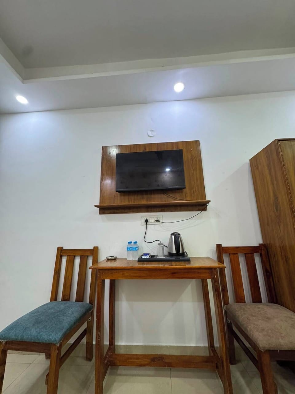 Desk, laptop workspace, WiFi (free)