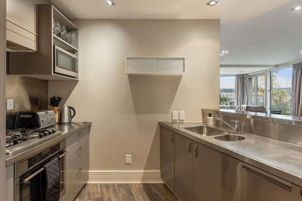 Kitchen with all the basics provided