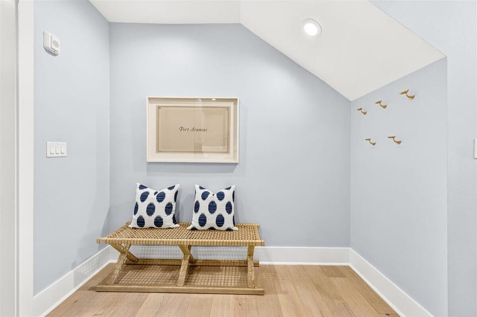 Entry Nook, 1st floor