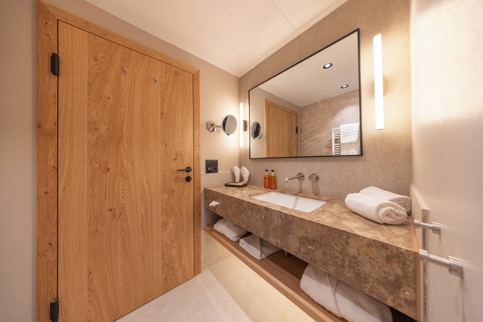 Double Room South/West High Floor | Bathroom | Free toiletries, hair dryer, bathrobes, slippers