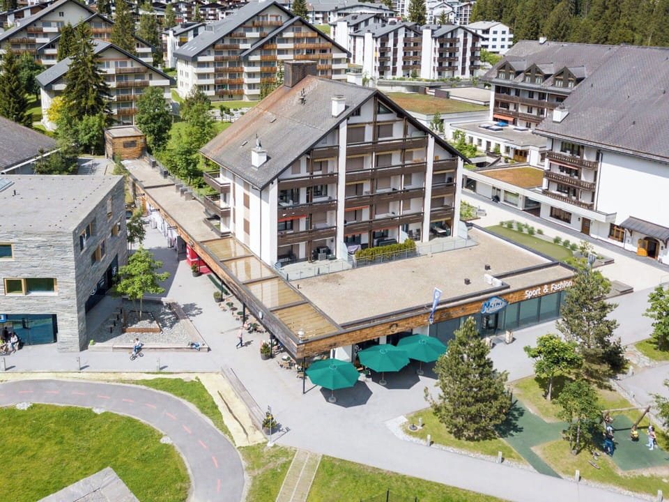 Building, Residential Area, Architecture, House, Home, Urban Design, Human Settlement, Apartment, Hill Station, Suburb