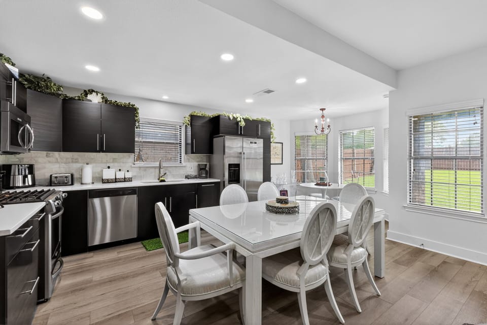 Indoors, Architecture, Building, Dining Room, Dining Table