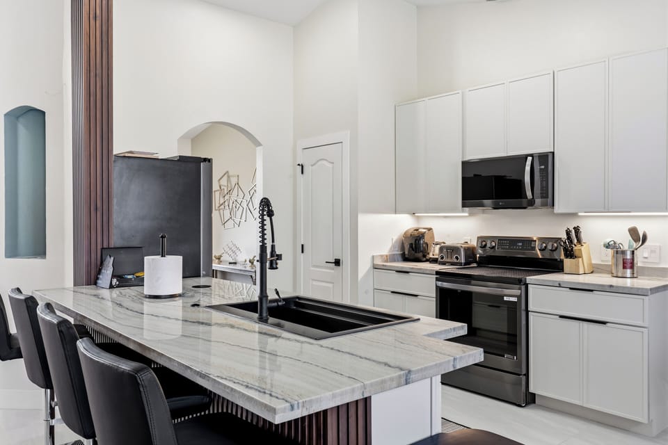 House, 4 Bedrooms, Pets Allowed, Ground Floor | Private kitchen | Coffee/tea maker, electric kettle, dining table