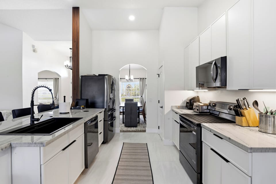 House, 4 Bedrooms, Pets Allowed, Ground Floor | Private kitchen | Coffee/tea maker, electric kettle, dining table