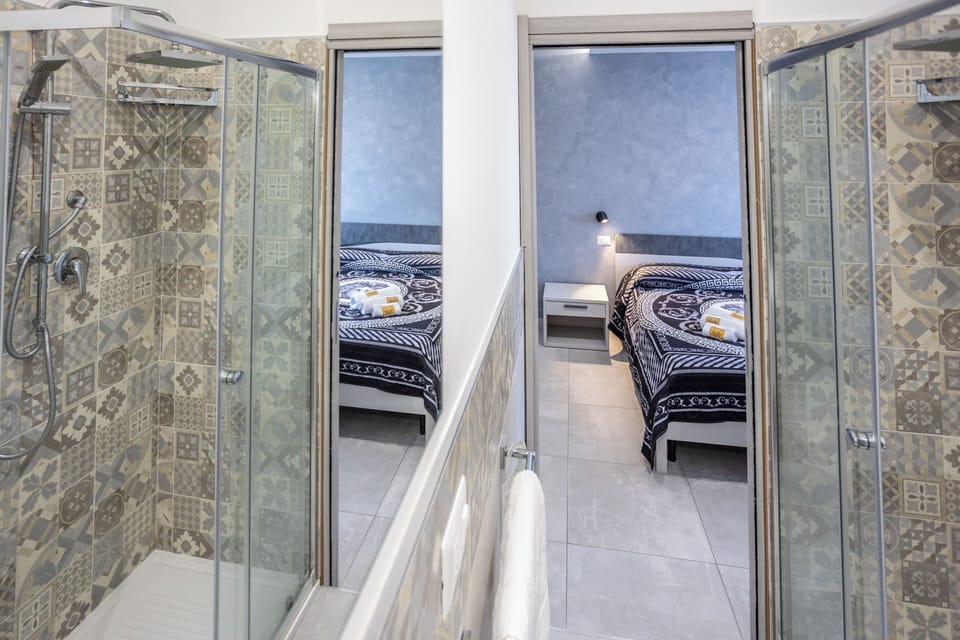 Room, Balcony | Bathroom