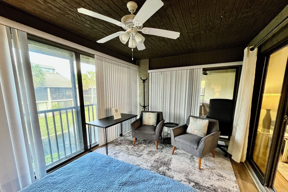 Enclosed lanai: office/Murphy bed area