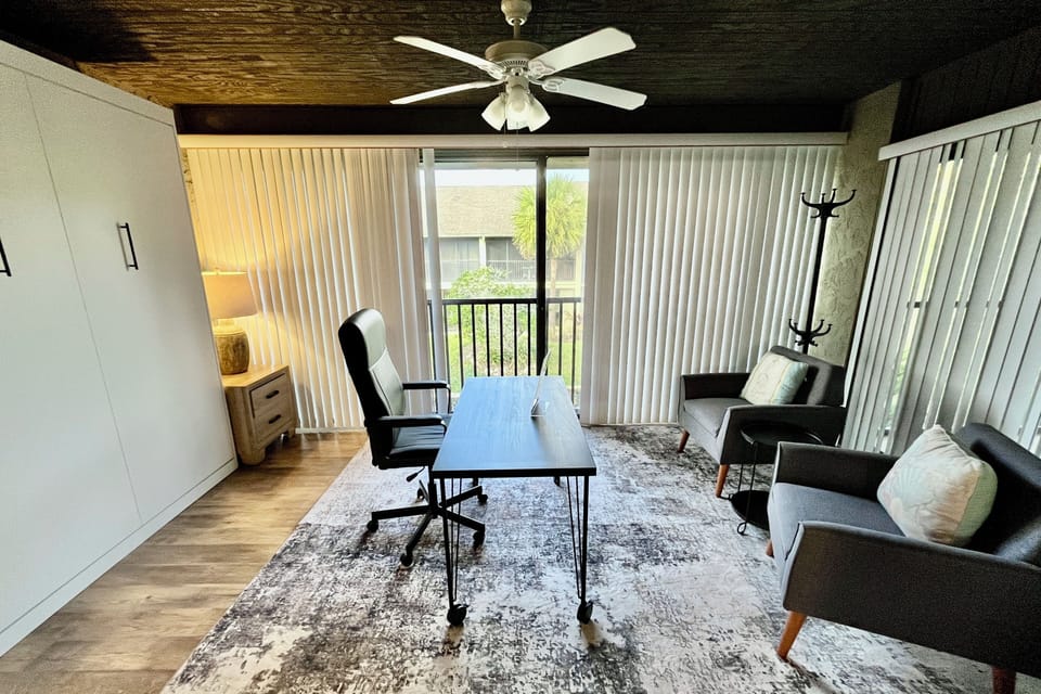 Enclosed lanai: office/Murphy bed area