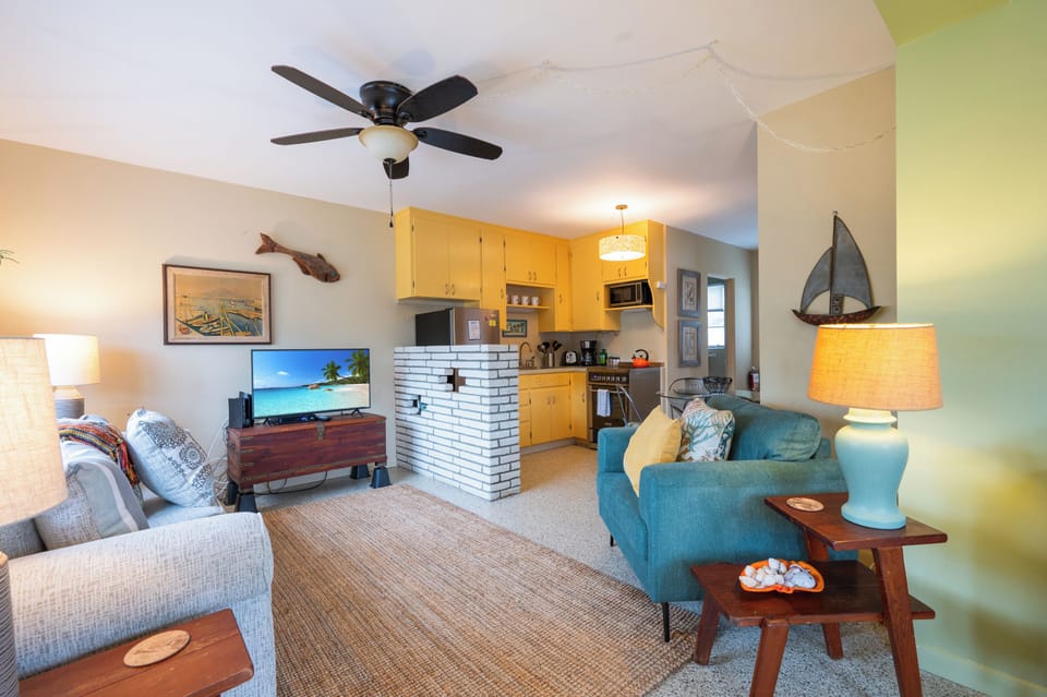 Cute and Cozy Unit with a full kitchen