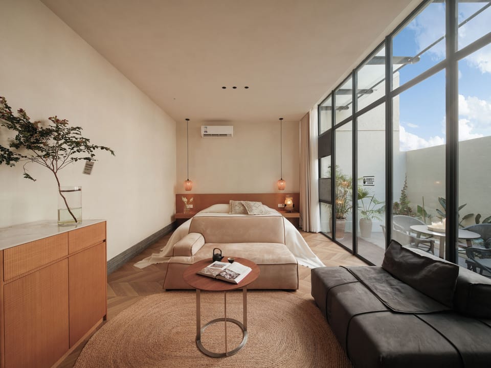 Deluxe Suite, Garden View | Interior