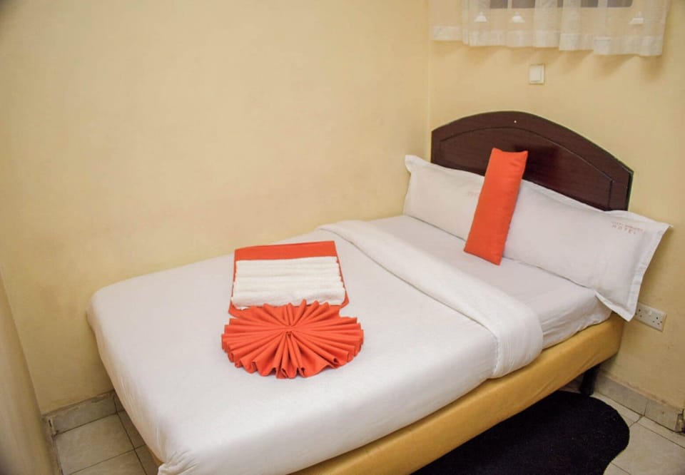 Single Room | Desk, laptop workspace, WiFi (free)