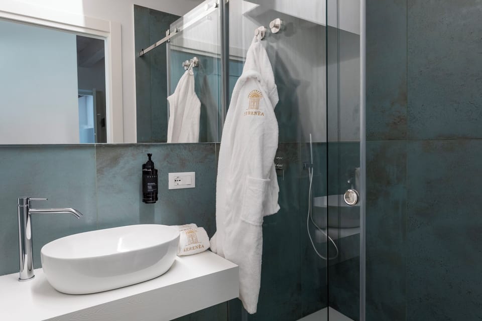 Superior Double Room | Bathroom | Shower, hair dryer, towels, soap