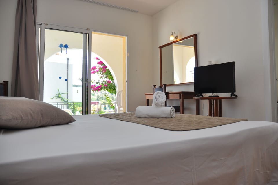 Family Room (Superior) | In-room safe, soundproofing, bed sheets