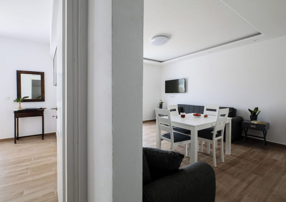 One Bedroom Suite | Dining