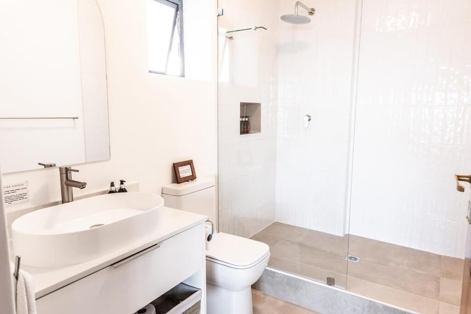 Classic Double or Twin Room, Partial Sea View | Bathroom