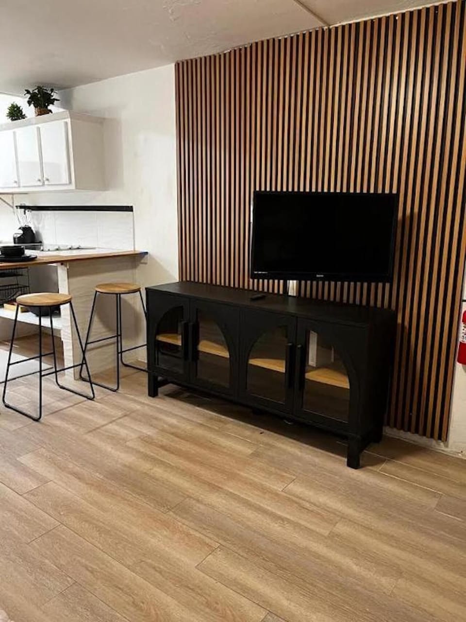 Living Room - 32" Smart TV with Amazon Firestick/remote