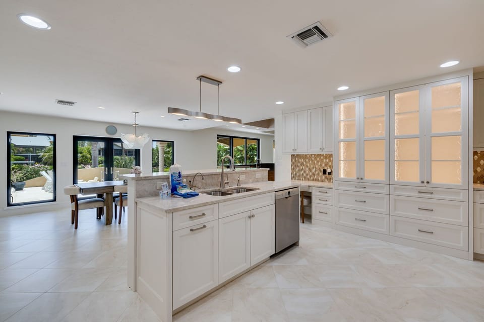 Dining area and fully equipped kitchen