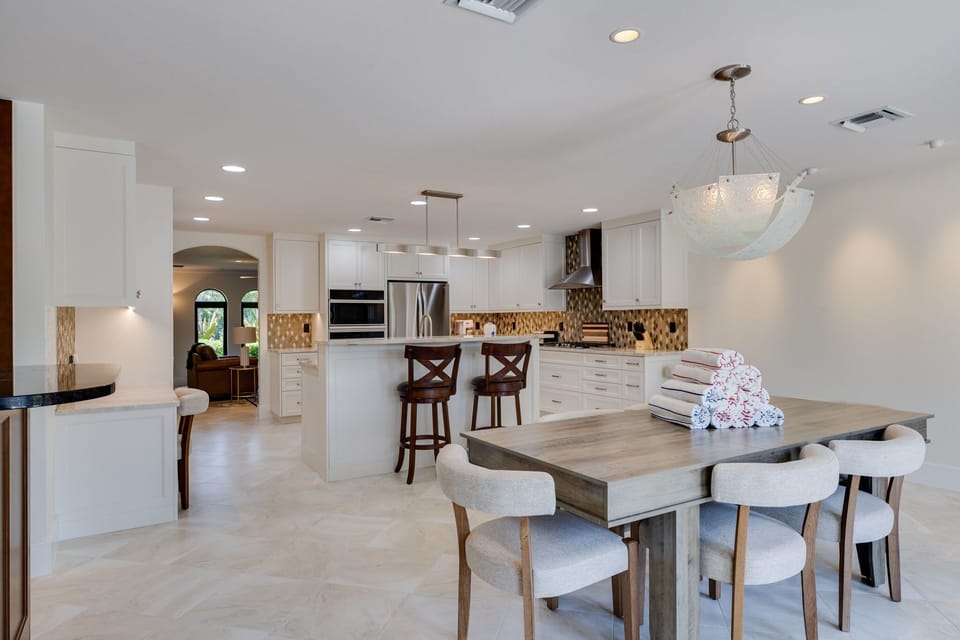 Dining area and fully equipped kitchen