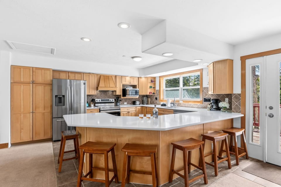 Kitchen: Drip coffee maker, Crockpot, blender, kettle, and breakfast bar seating for 6