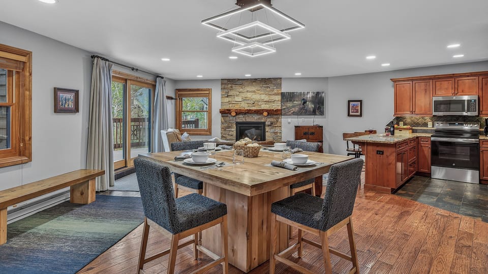 Great Room, Main Level - Dining table and seating area