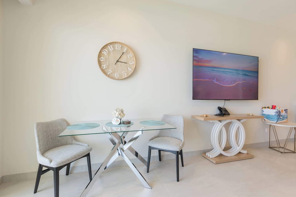 📺🌴 Smart TV, cozy dining space, and beach days just outside your door. 🌊☀️
