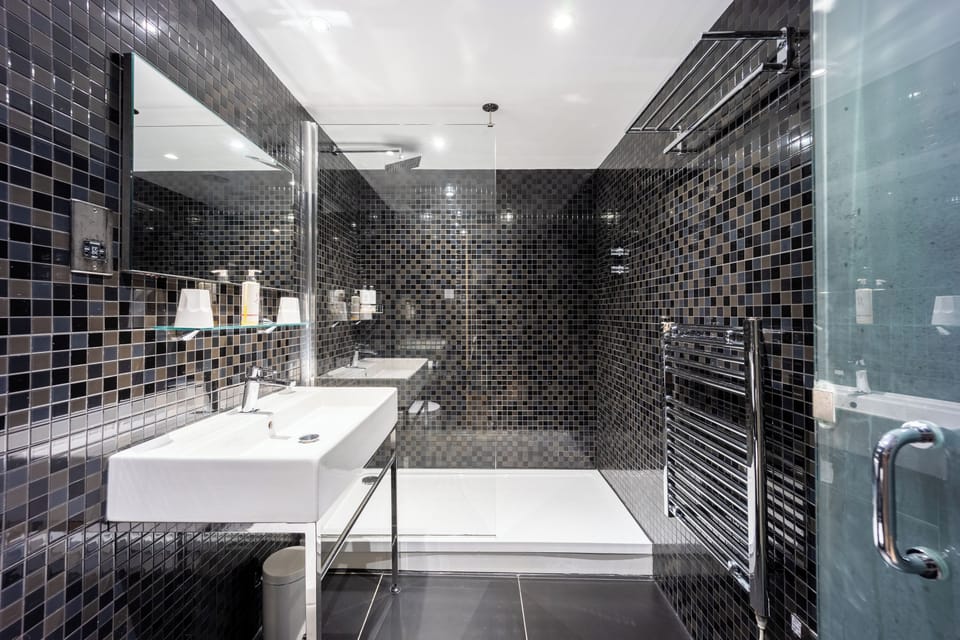 Comfy+ Triple | Bathroom | Shower, rainfall showerhead, free toiletries, hair dryer