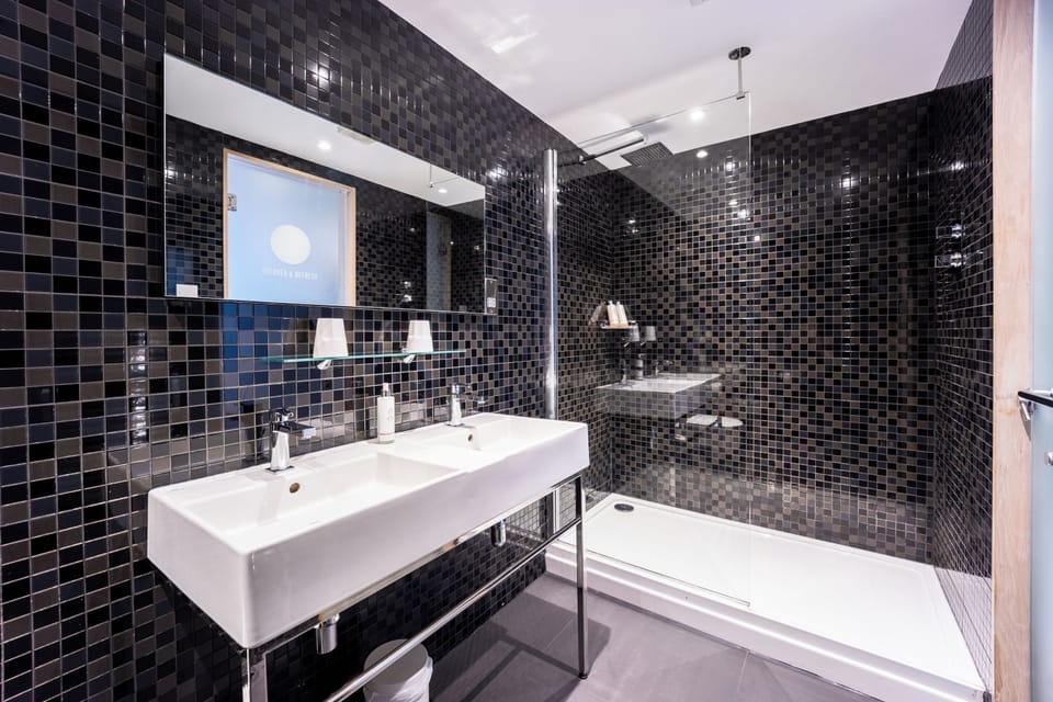 Comfy+ Quad | Bathroom | Shower, rainfall showerhead, free toiletries, hair dryer