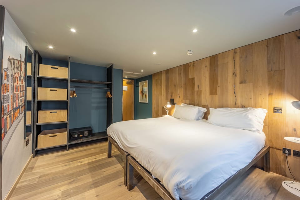 Comfy Twin or Double Room | Hypo-allergenic bedding, desk, iron/ironing board, free WiFi