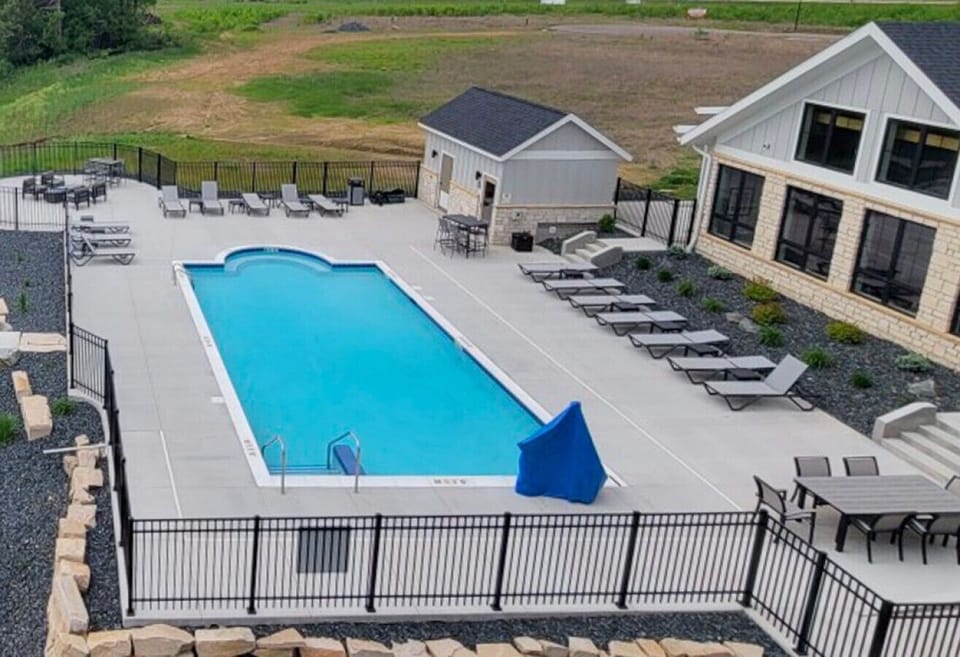 Outdoor Pool (Communal)