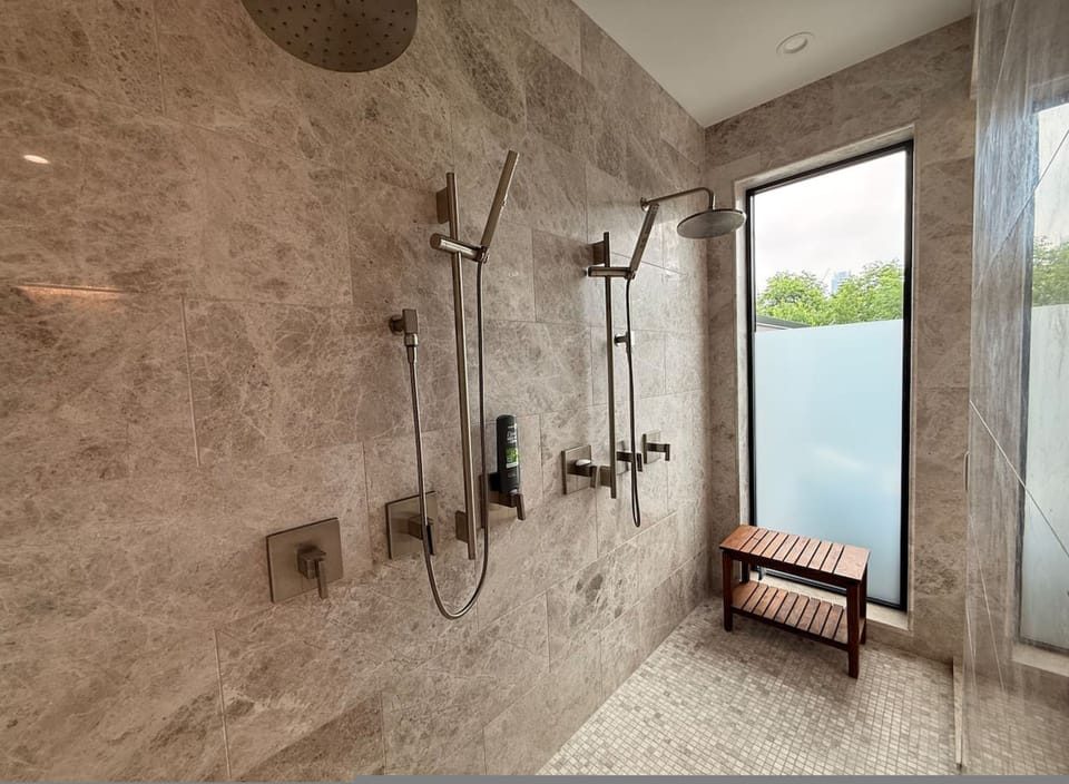 New Build Downtown Views Pool Spa Walkable House in Zilker