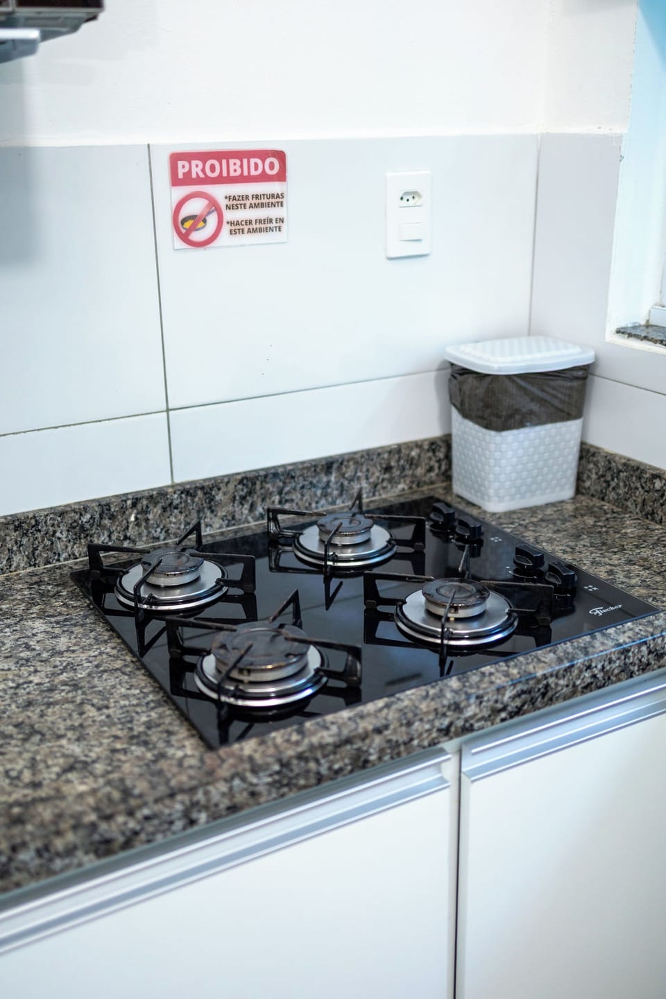 Triple Room | Private kitchen | Mini-fridge, microwave, stovetop, cookware/dishes/utensils