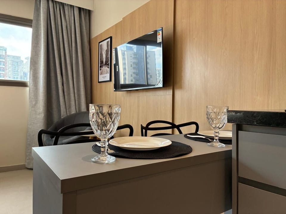Comfort Apartment, 1 Queen Bed, Kitchen, City View | Dining