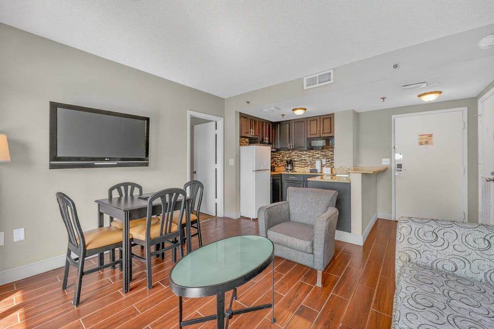 Apartment, Multiple Beds, Pool View (ENO106-6165-1405-2 - The Enclave1405) | Living area