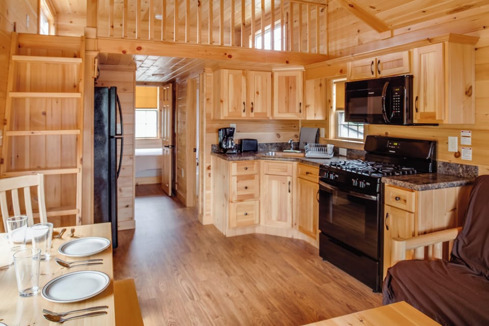  Hillside Premium Loft Cabin | Private kitchen | Full-size fridge, microwave, oven, stovetop