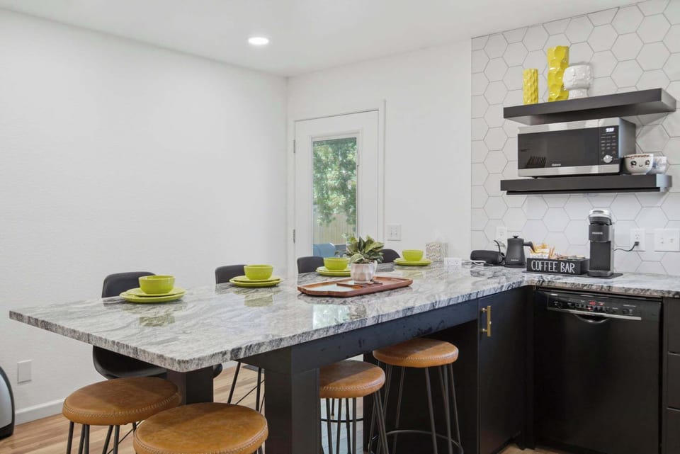 Eat in Kitchen with Seating for 10