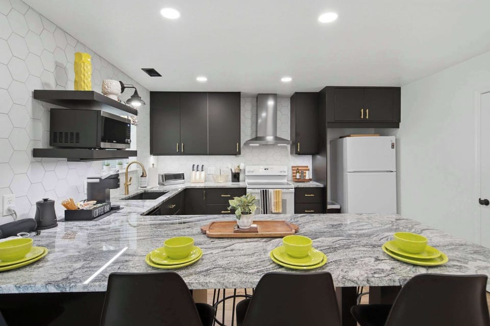 Eat in Kitchen with Seating for 10