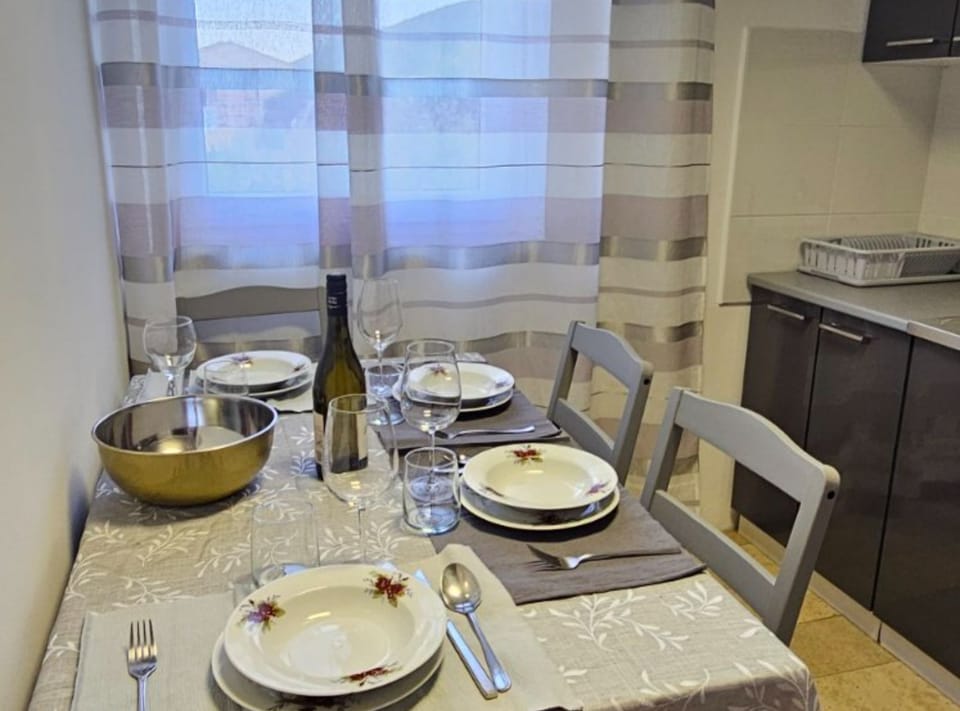 Apartment (Classic Two Bedroom Apartment with Te) | Dining room