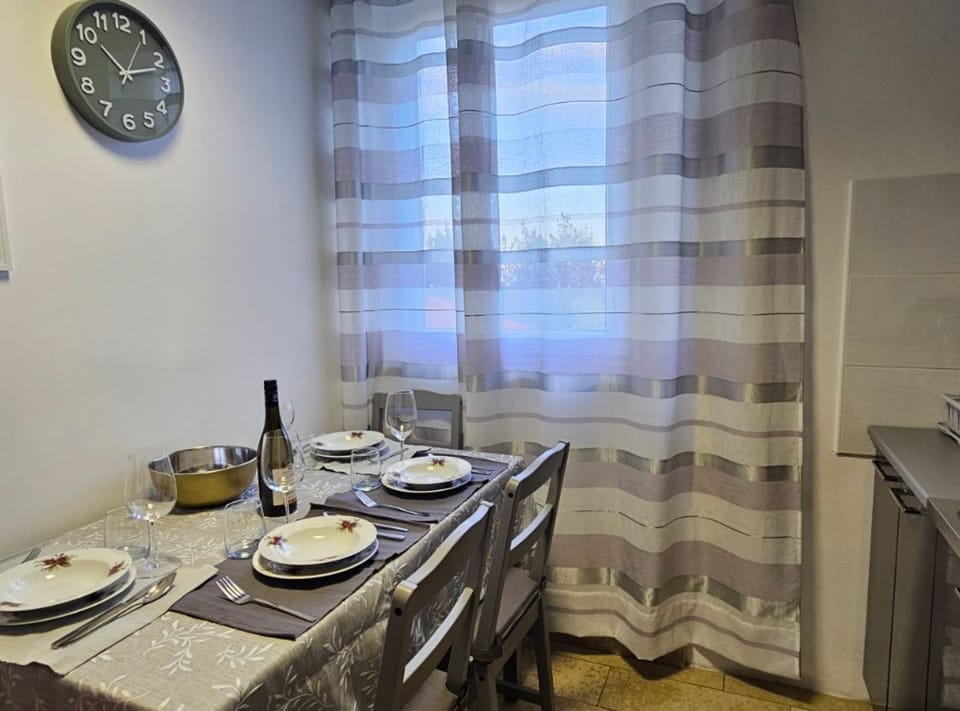 Apartment (Classic Two Bedroom Apartment with Te) | Dining room