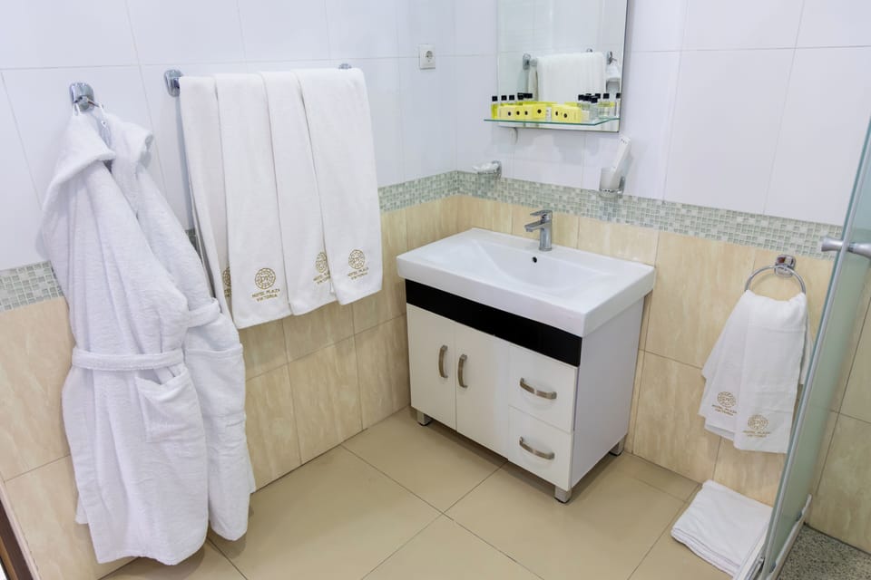 Family Room | Bathroom | Shower, free toiletries, hair dryer, slippers
