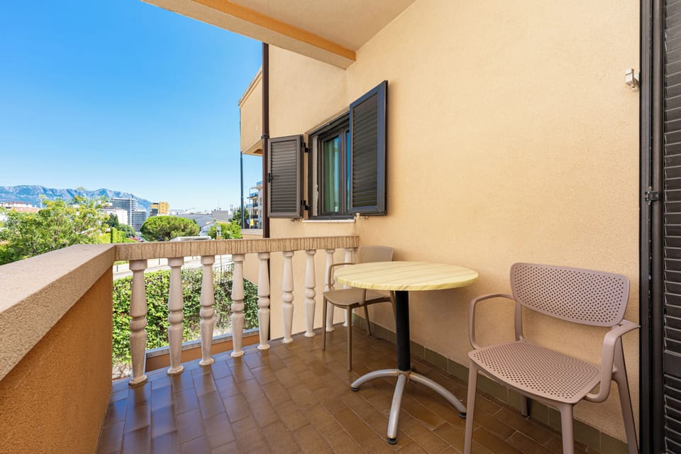 Superior Two Bedroom Apartment | Outdoor dining