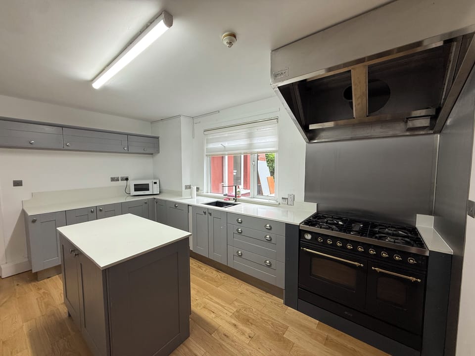 Mini-fridge, microwave, oven, stovetop