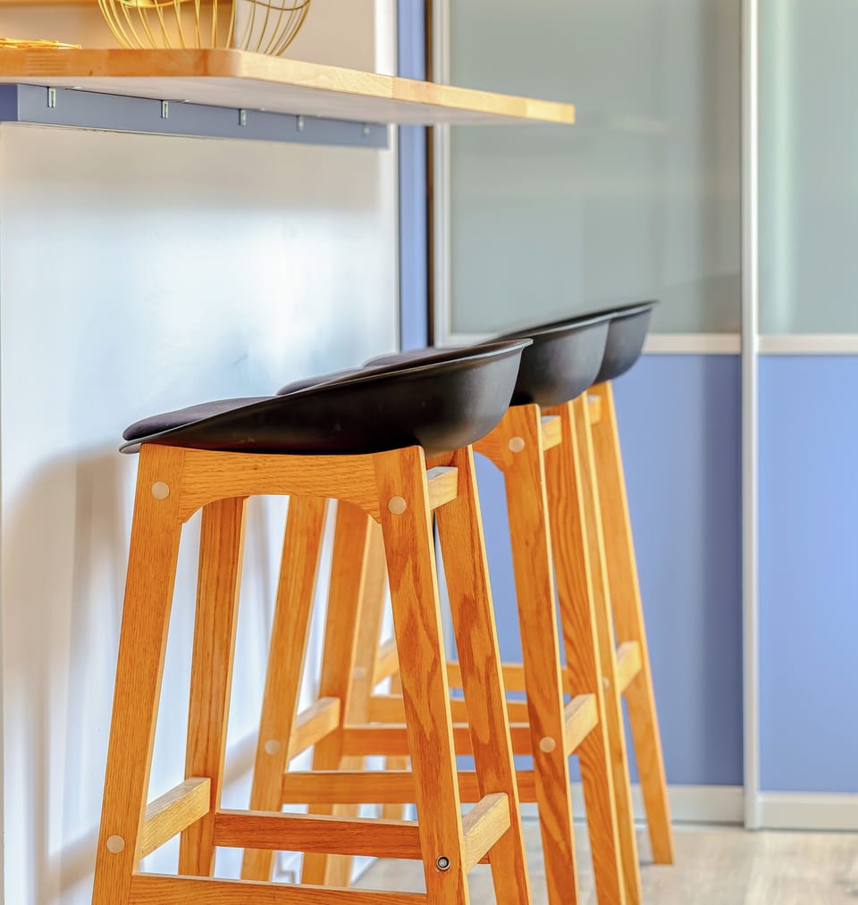 Comptoir avec tabourets design