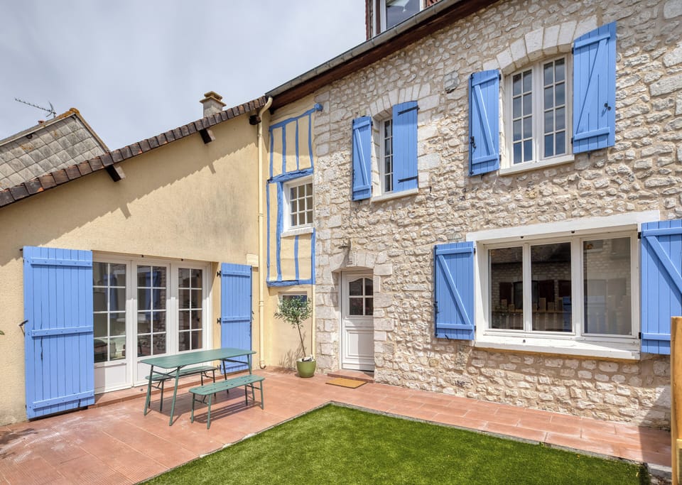 Maison en pierre avec terrasse et jardin