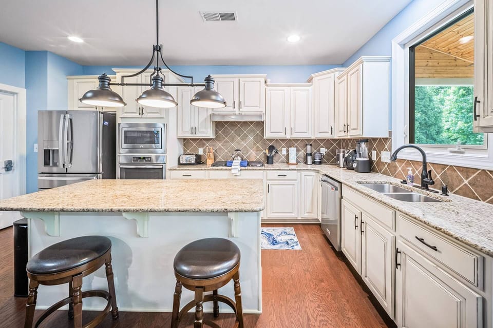 Cook, gather and enjoy in this spacious kitchen with natural light pouring in!