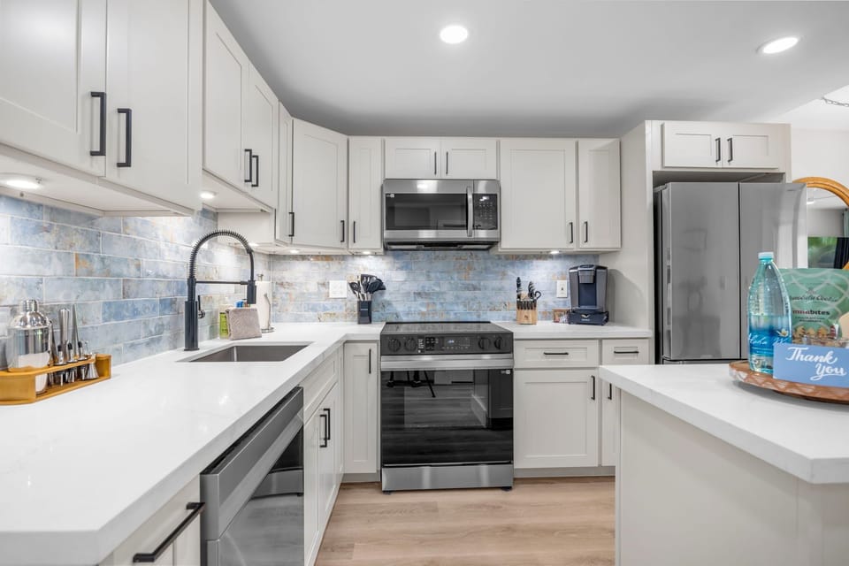 Luxury Condo, Garden View, Beachside | Private kitchen
