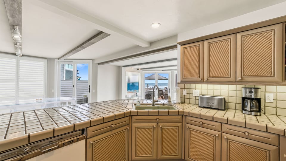 Bright, well-equipped kitchen designed for easy cooking and everyday comfort.