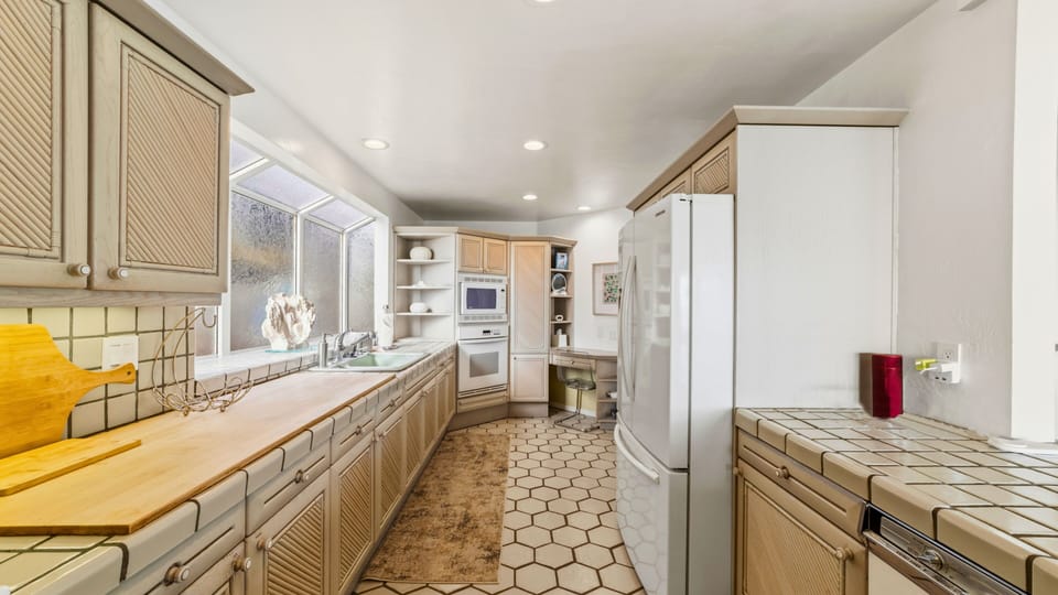Bright, well-equipped kitchen designed for easy cooking and everyday comfort.