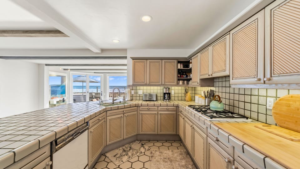 Bright, well-equipped kitchen designed for easy cooking and everyday comfort.