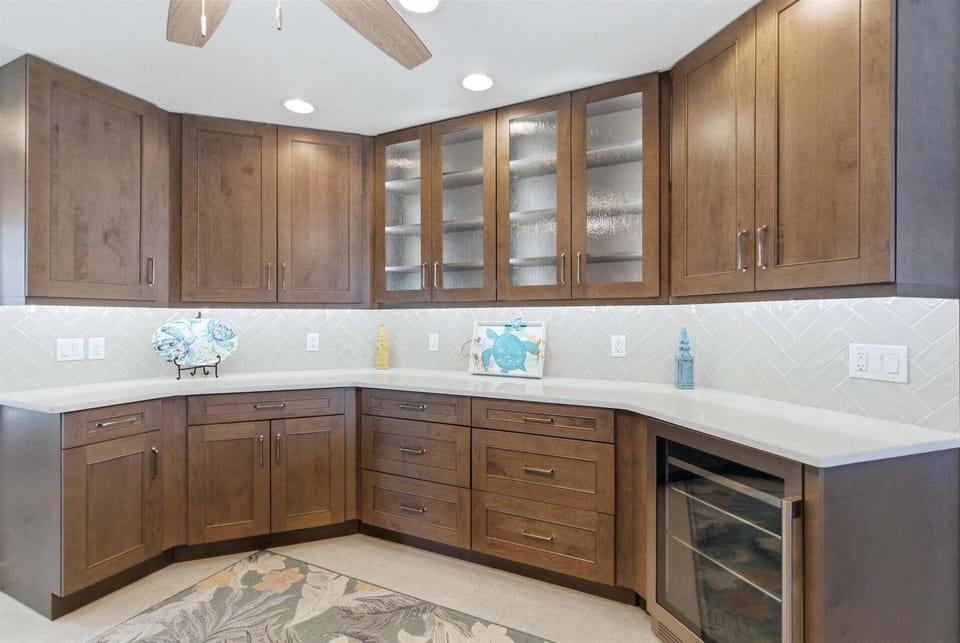 Beautiful, bright, fully-equipped kitchen