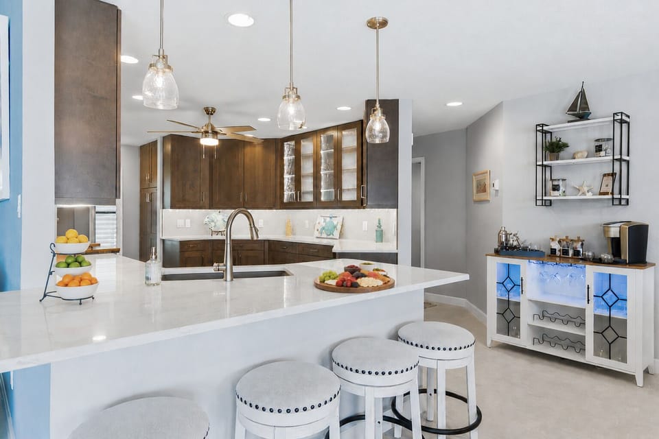 Beautiful, bright, fully-equipped kitchen